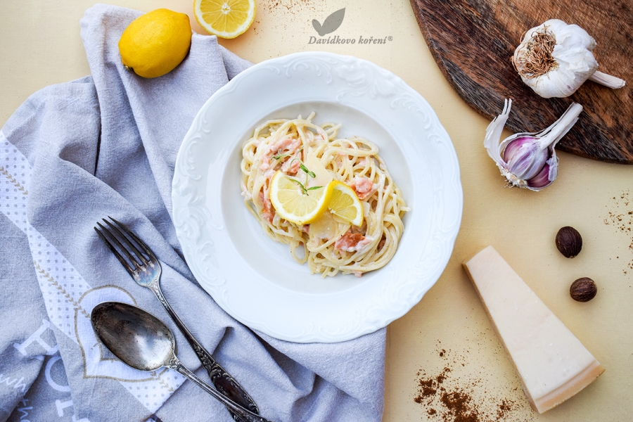 Špagety se smetanovou omáčkou s uzeným lososem