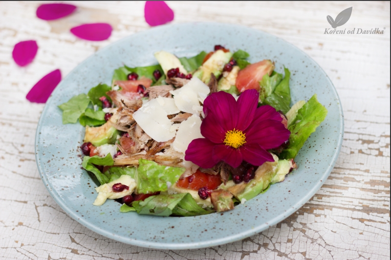Salát s kachním masem a granátovým jablkem