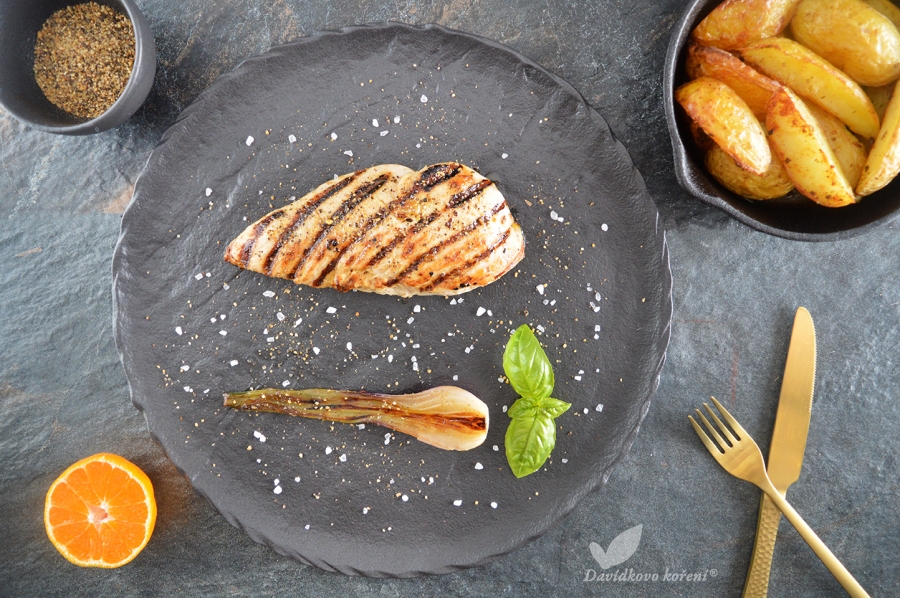 Grilovaný krůtí steak na pomerančovém pepři