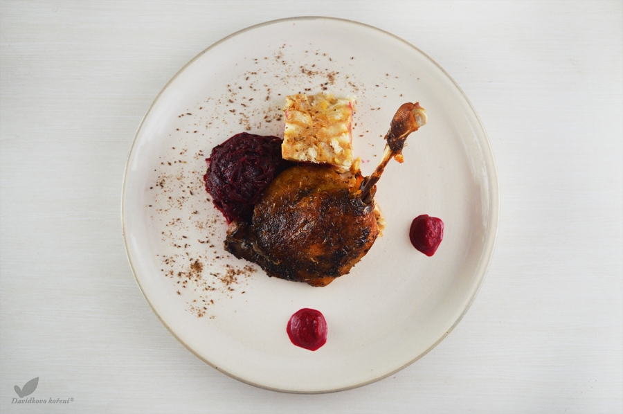 Netradiční kachna na fenyklu se zelím z červené řepy a domácím kmínovým knedlíkem