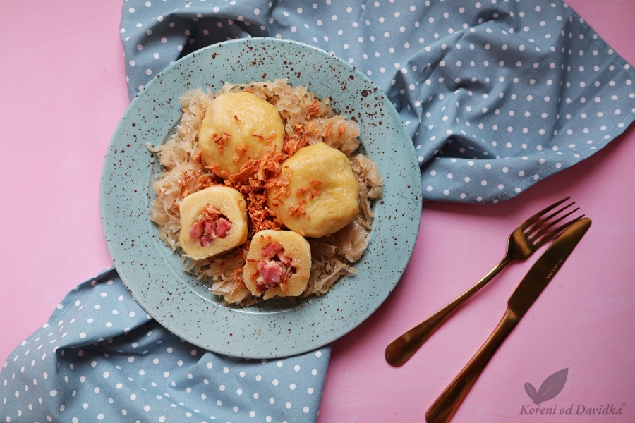 Bramborové knedlíky plněné uzeným se zelím