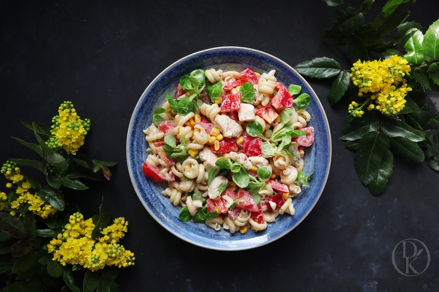 Barevný těstovinový salát s kuřecím masem a parmazánem