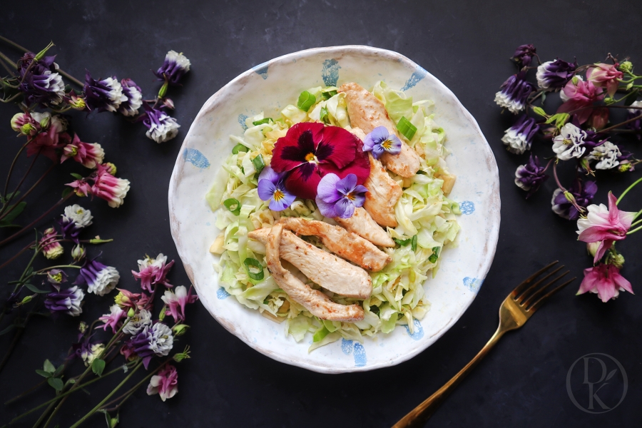 Zelný Fresh salát s kuřecím masem a medovou zálivkou