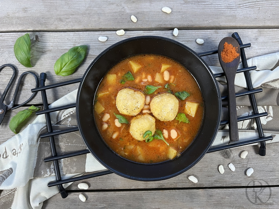 Zeleninová polévka minestrone s polentovými knedlíčky