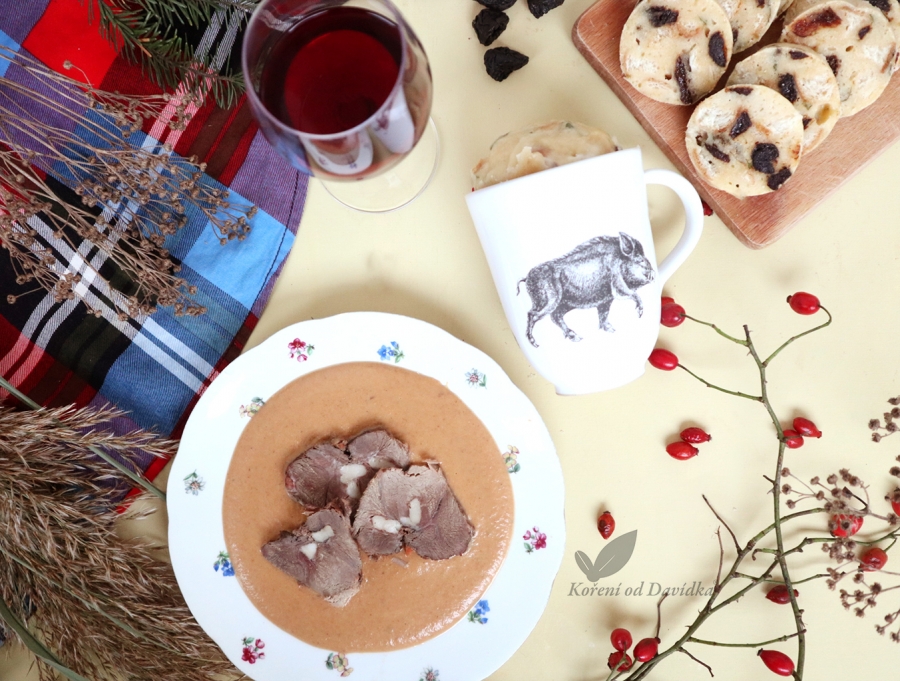 Kančí kýta se šípkovou omáčkou