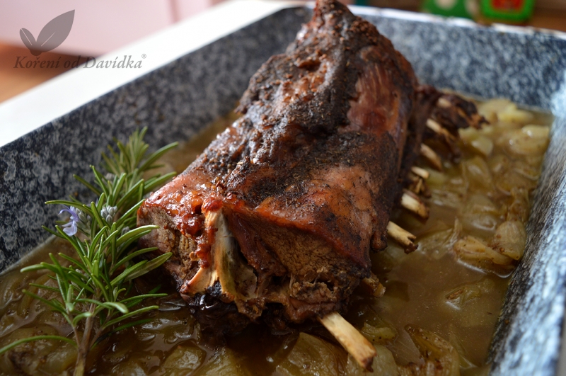 Pečený divočák na cibuli