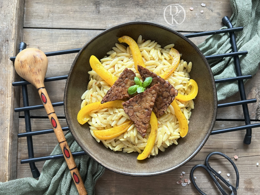 Těstovinová rýže orzo s paprikou a křupavým tempehem