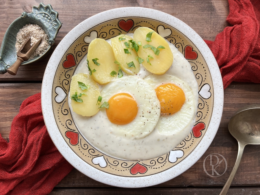 Jemná koprová omáčka s pórkem a sázeným vejcem