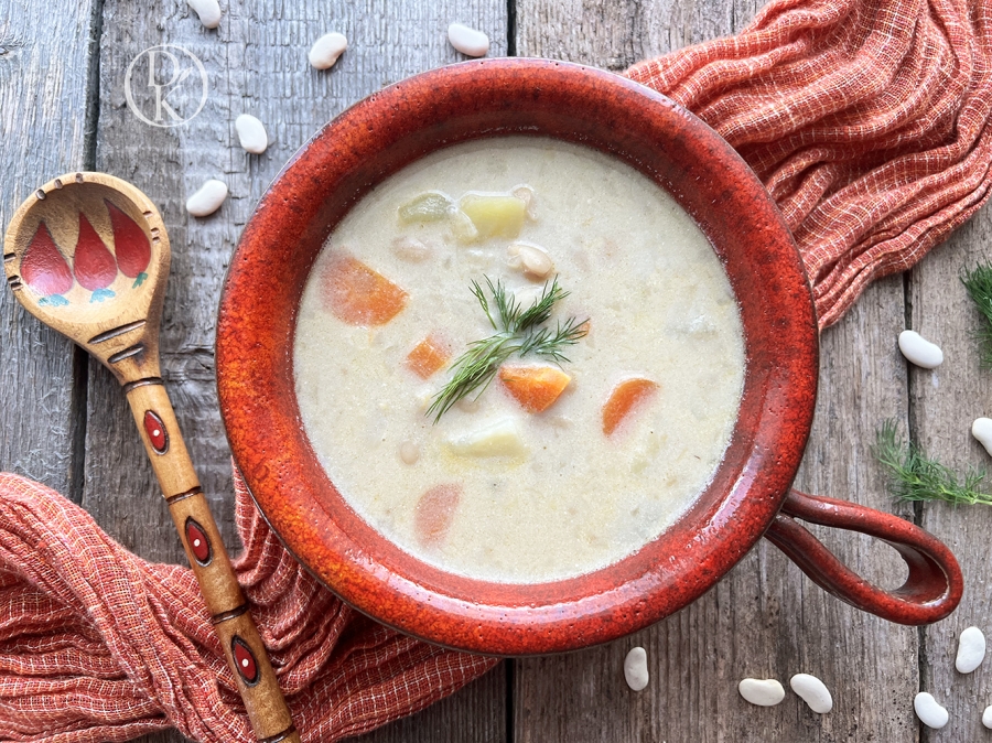 Biela fazuľová polievka so zemiakmi a kyslou smotanou