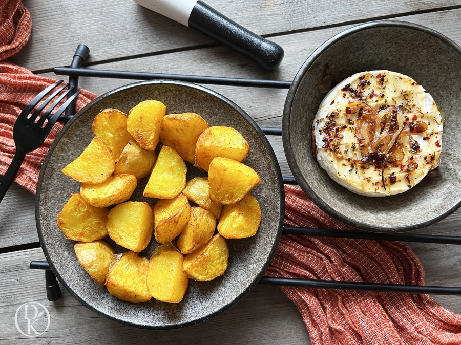 Pikantní hermelín z trouby se smaženou cibulkou + americké brambory