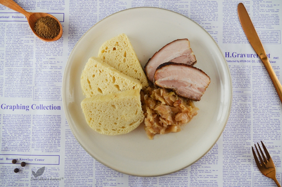 Pomaly pečený bôčik s hlávkovou kapustou a knedlíkom