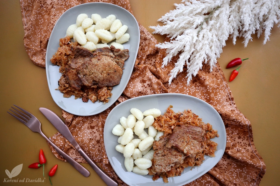 Krkovička pečená na kyslej kapuste so zemiakovými nokmi