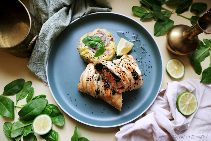 Losos so špenátom zapečený v lístkovom ceste