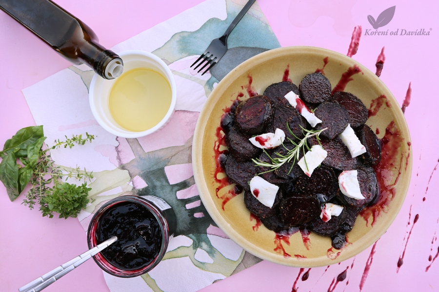 Grilovaná cvikla s makovým olejom, višňovým džemom a čerstvým syrom