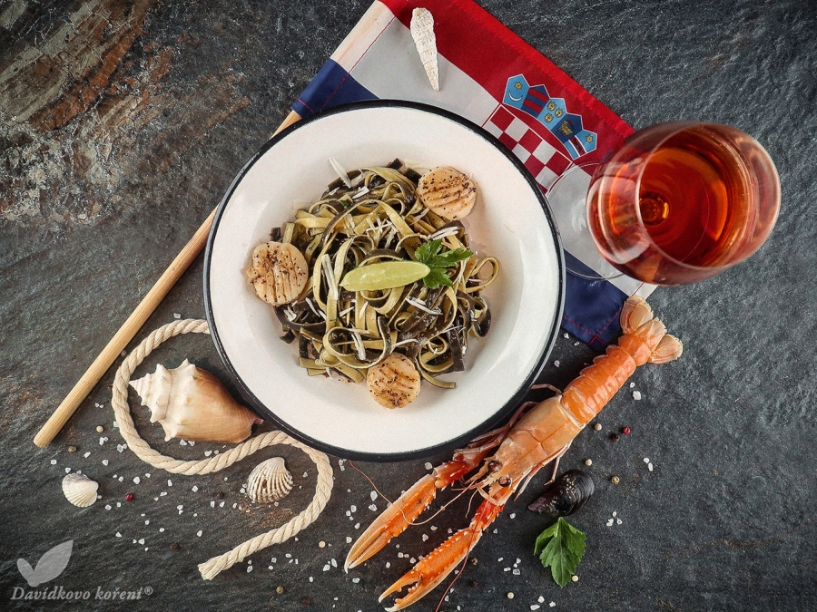 Mušle sv. Jakuba s tagliatelle so smotanovou omáčkou, limetkou a koriandrom