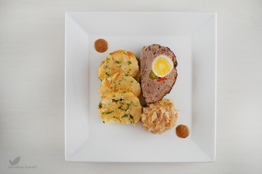 Tradičná plnená sekaná s moravskou hlávkovou kapustou a karlovarskou knedľou