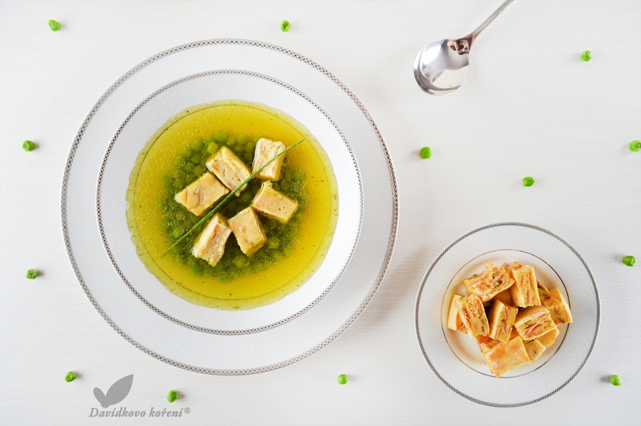 Kurací vývar s hráškom a šunkovým zvitkom