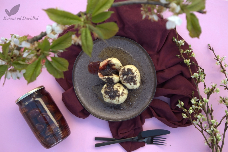 Kysnuté knedličky so slivkami a makom