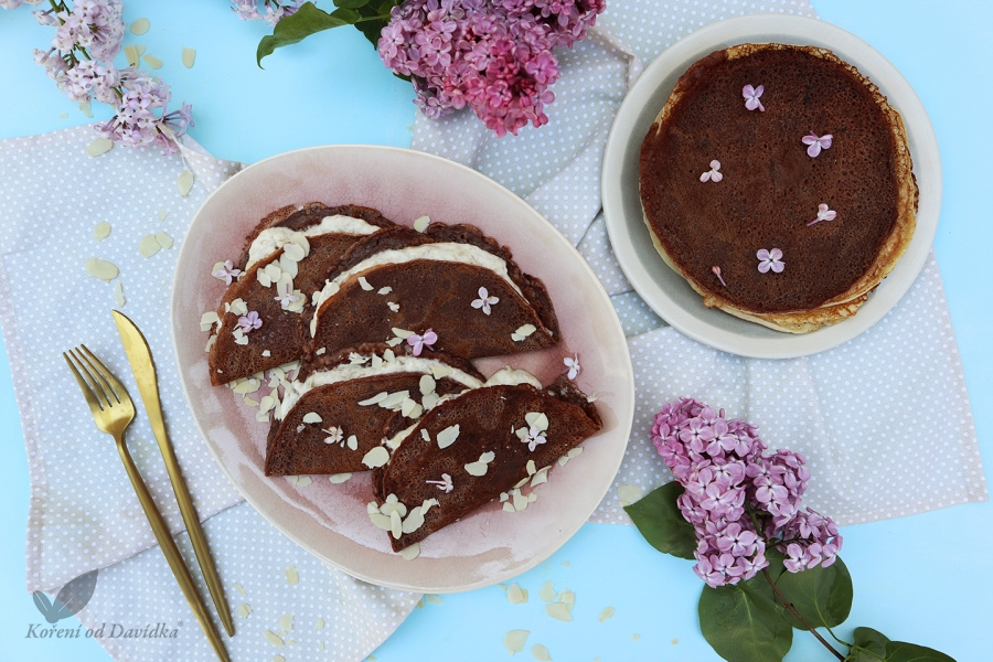 Čokoládové palacinky s banánovou šľahačkou a kardamónom