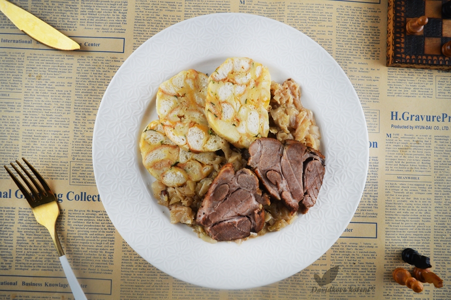 Pomaly pečená krkovička v alobale s hlávkovou kapustou a zemiakovou knedľou