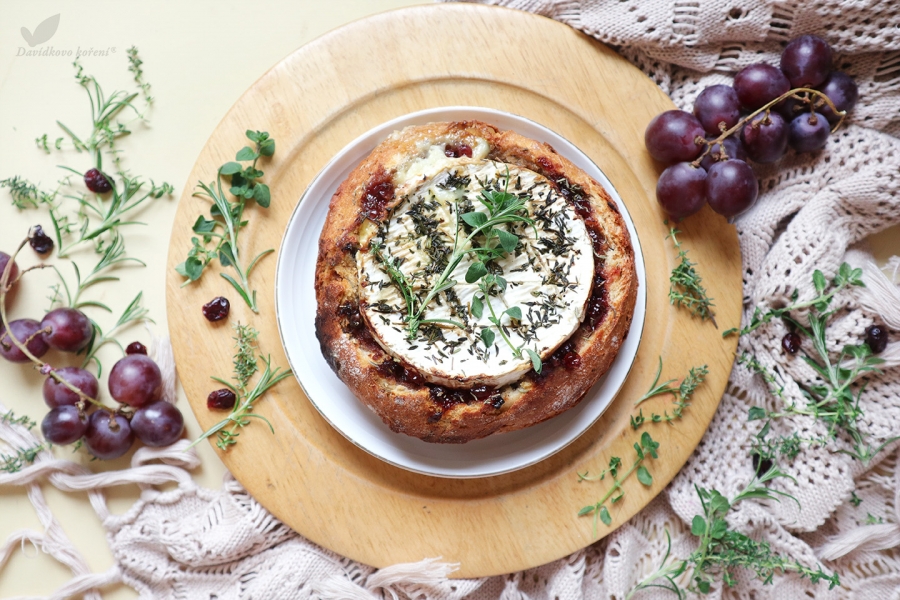 Camembert v bochníku s brusnicami