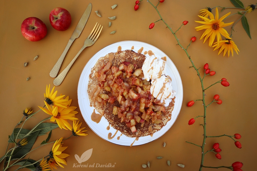 Palacinky s jablkami v karameli