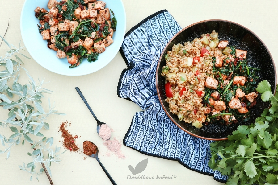 Tofu so sušenými paradajkami, špenátom a bulgurovým šalátom