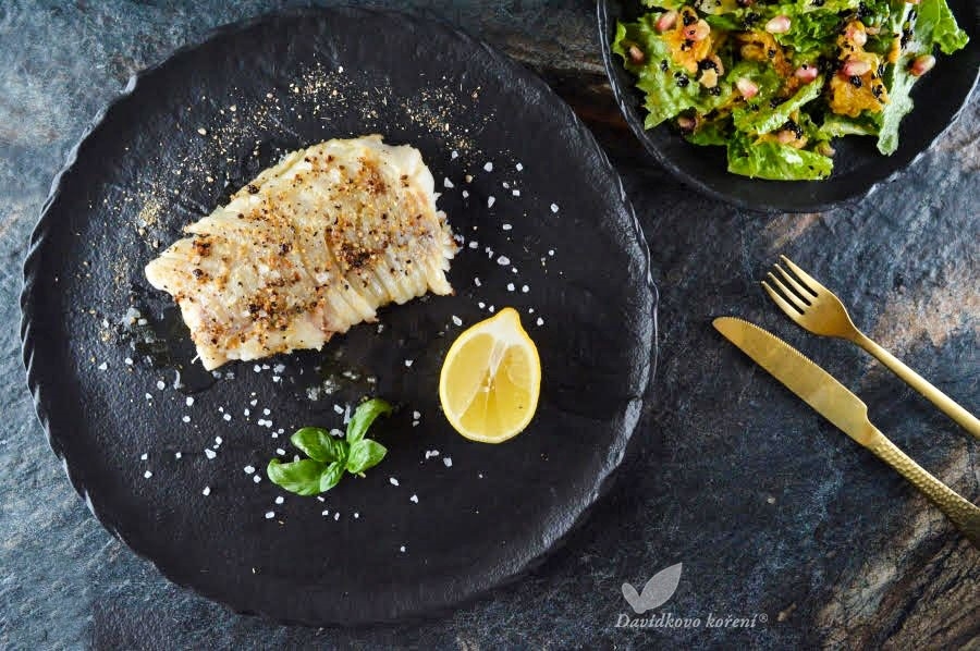 Treska na citrónovom korení so šalátom s čiernym sezamom a grilovaným pomarančom