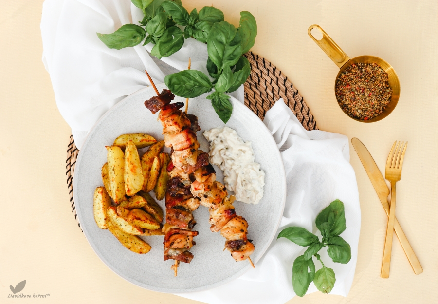 Špízy dvoch farieb s mrkvovými a zelerovými hranolkami