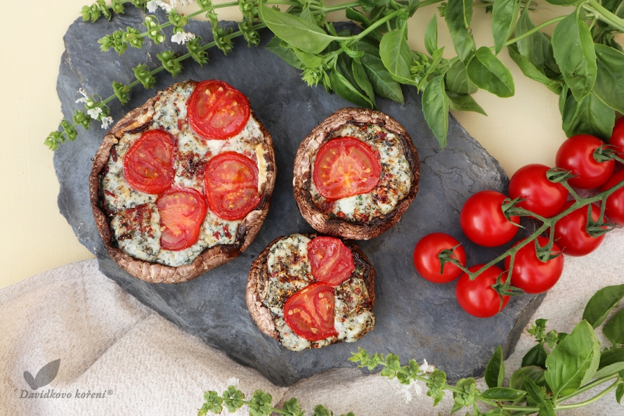 Grilované šampiňóny plnené nivou a paradajkami