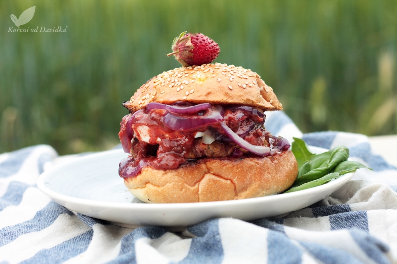 Morčací burger s hlivou a jahodovým kečupom
