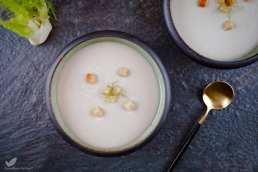 Petržlenovo-feniklový krém s kaprím mliečím a maslovými krutonmi
