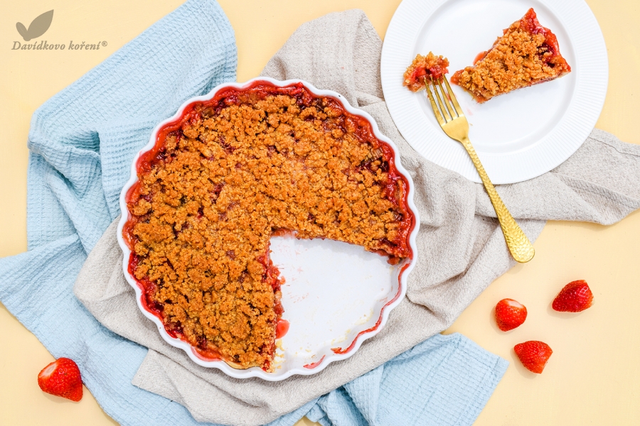 Rebarborovo - jahodový koláč s mrveničkou