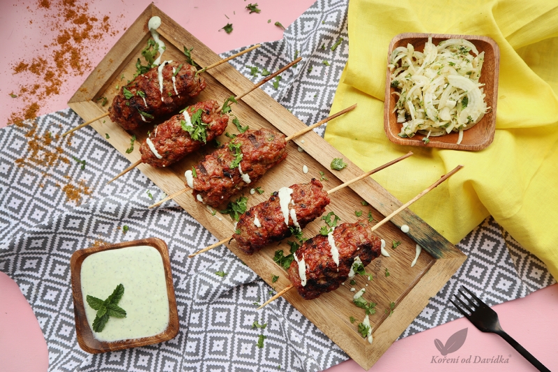 Grilované kofty s mätovo-petržlenovým dipom a cibuľovým šalátom