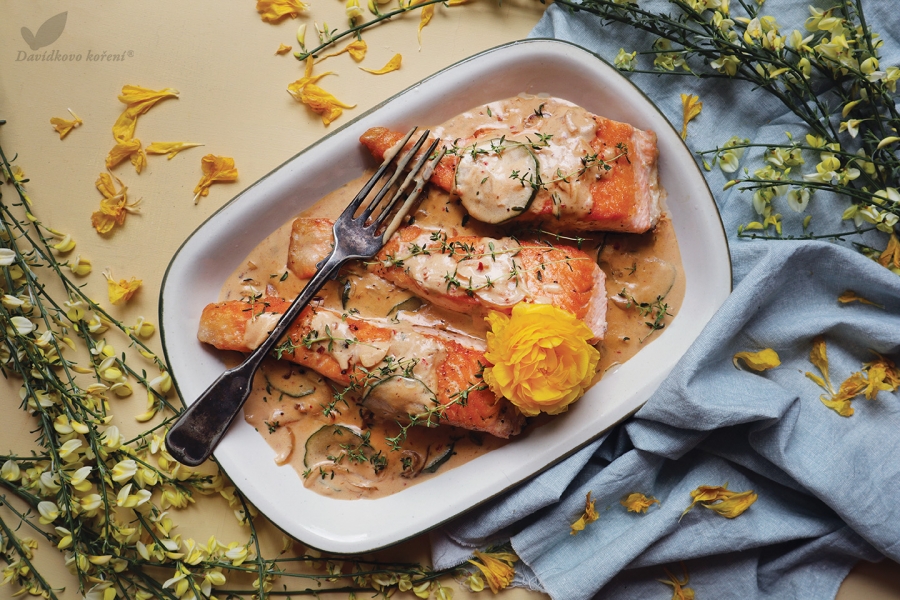 Losos se smetanovou omáčkou s fetou a cuketou