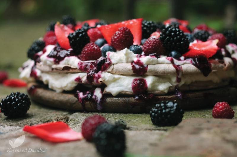 Pavlova s lesným ovocím