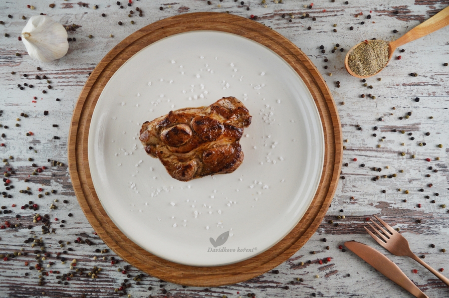 Grilovaný steak z krkovičky na cesnakovom korení
