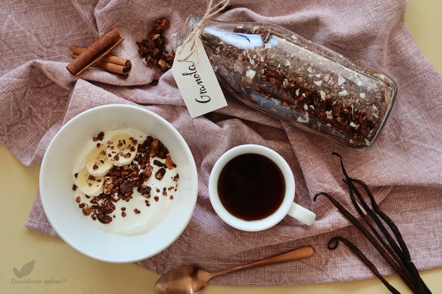 Kakaová granola s čokoládou