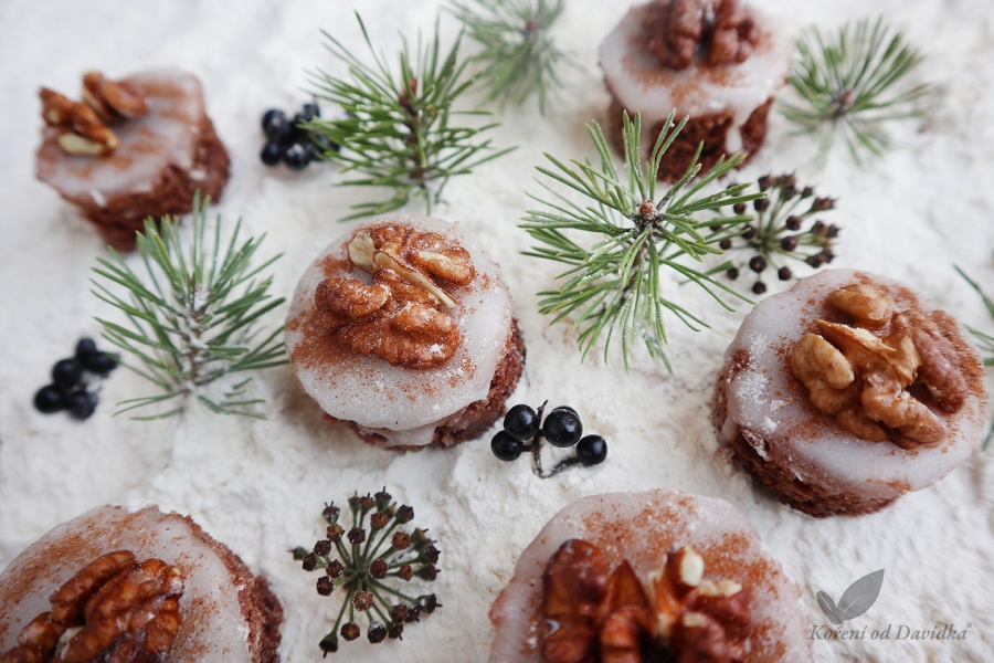 Škoricové koláčiky s orechmi a citrónovú polevou