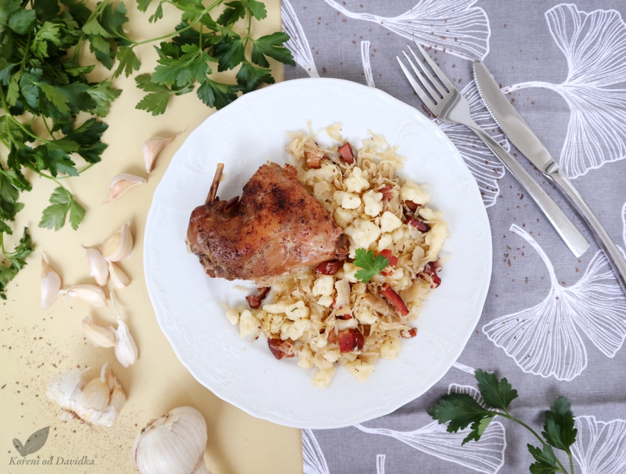 Králik na cesnaku so strapačkami