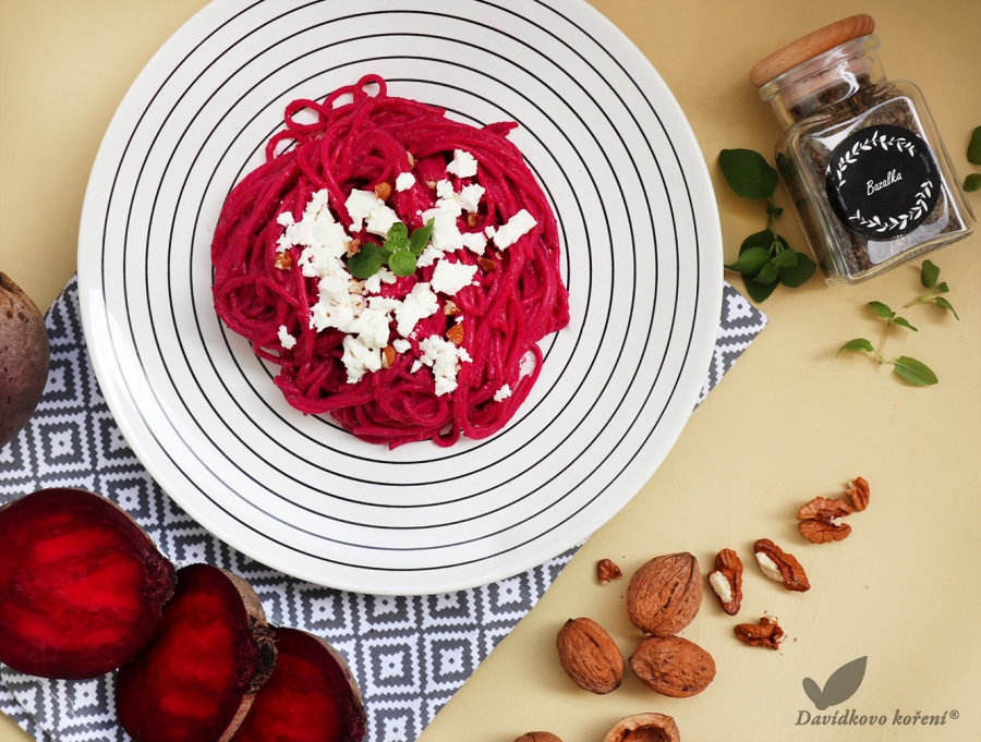 Špagety s cviklovým pestom a balkánskym syrom