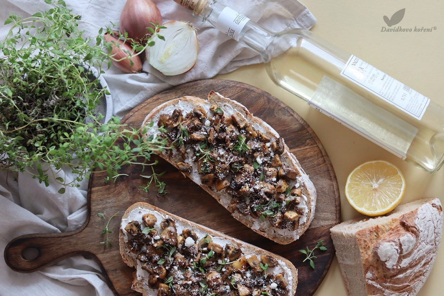 Obložený chleba s opekanými šampiňónmi