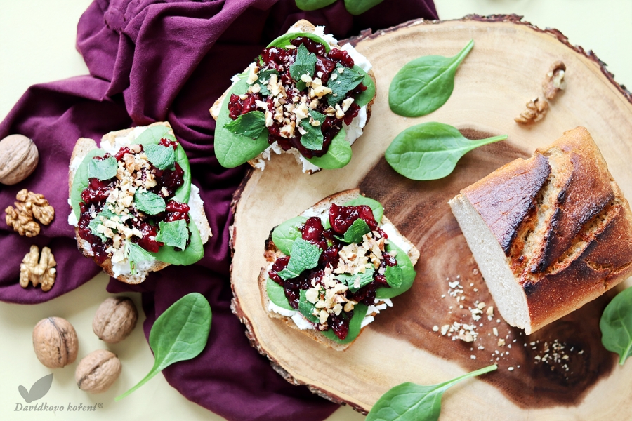 Obložený chlieb s kozím syrom a višňovým rozvarom