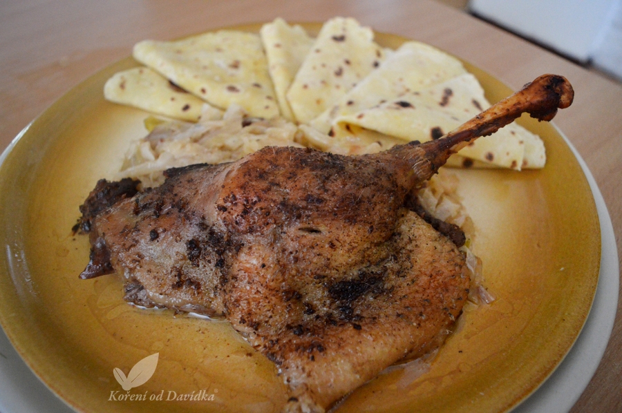 Pečená hus s moravskou hlávkovou kapustou a slovenskými lokšami