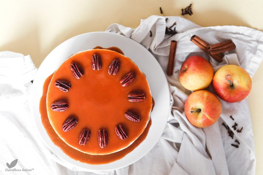 Jablková torta so škoricovým krémom a slaným karamelom