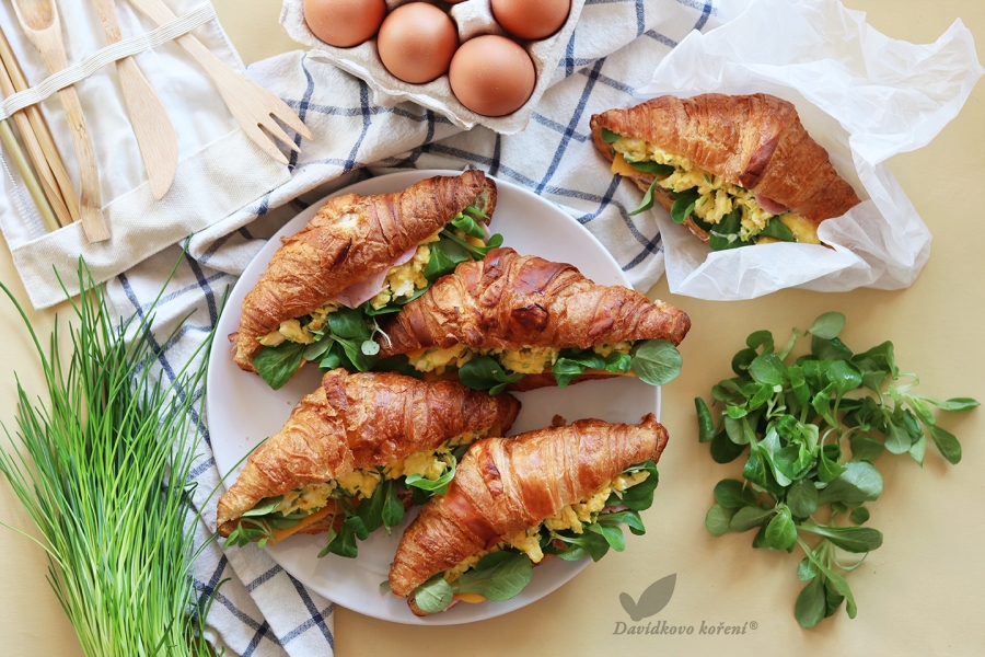 Svačinkový croissant s míchanými vajíčky