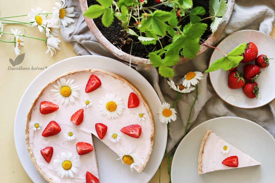 Nepečený jahodový koláč k letnému slnovratu