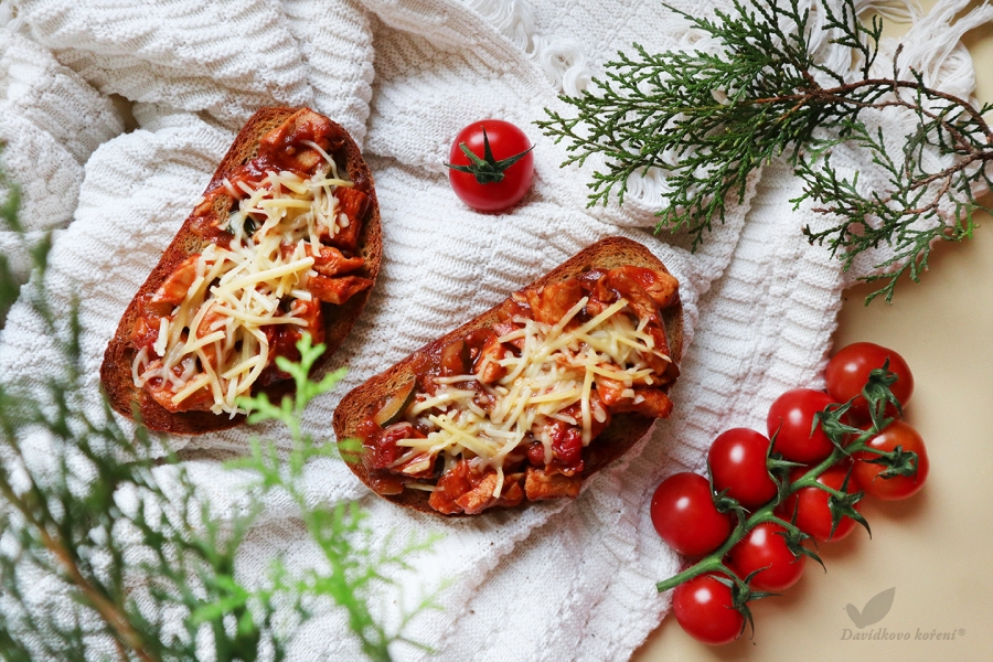 Topinky s masovou směsí na pivě