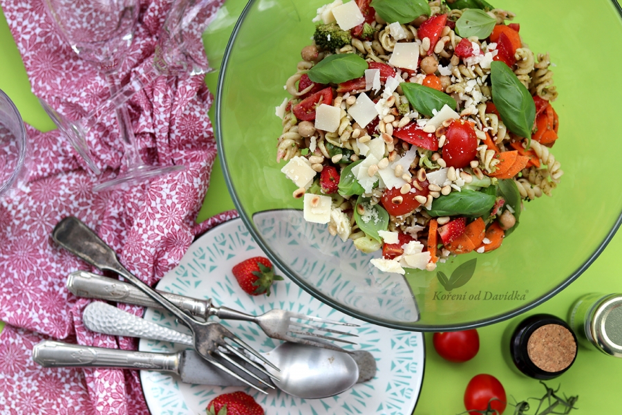 Cestovinový šalát s jahodami