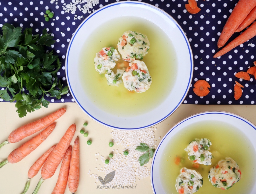 Králičí vývar s ryžovými ňokmi s mrkvou a hráškom